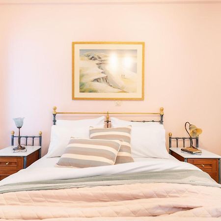 Bright, Calming Retreat With A Balcony Near Metro! Apartment เอเธนส์ ภายนอก รูปภาพ