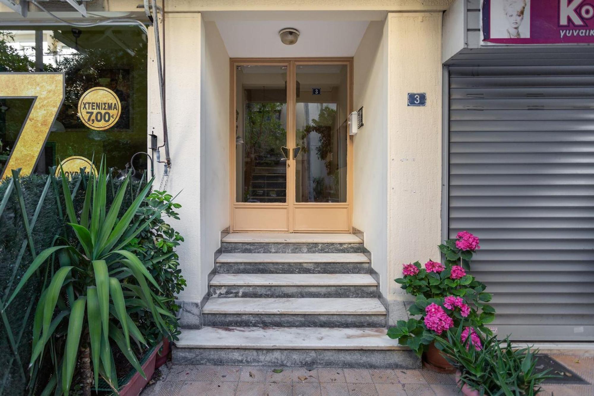 Bright, Calming Retreat With A Balcony Near Metro! Apartment เอเธนส์ ภายนอก รูปภาพ